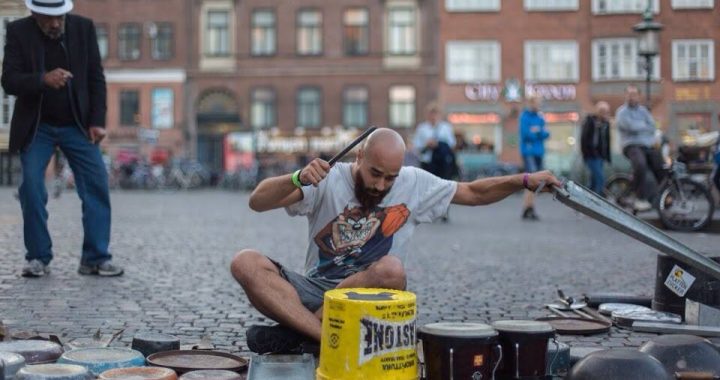 ulični bubnjar sa palicama